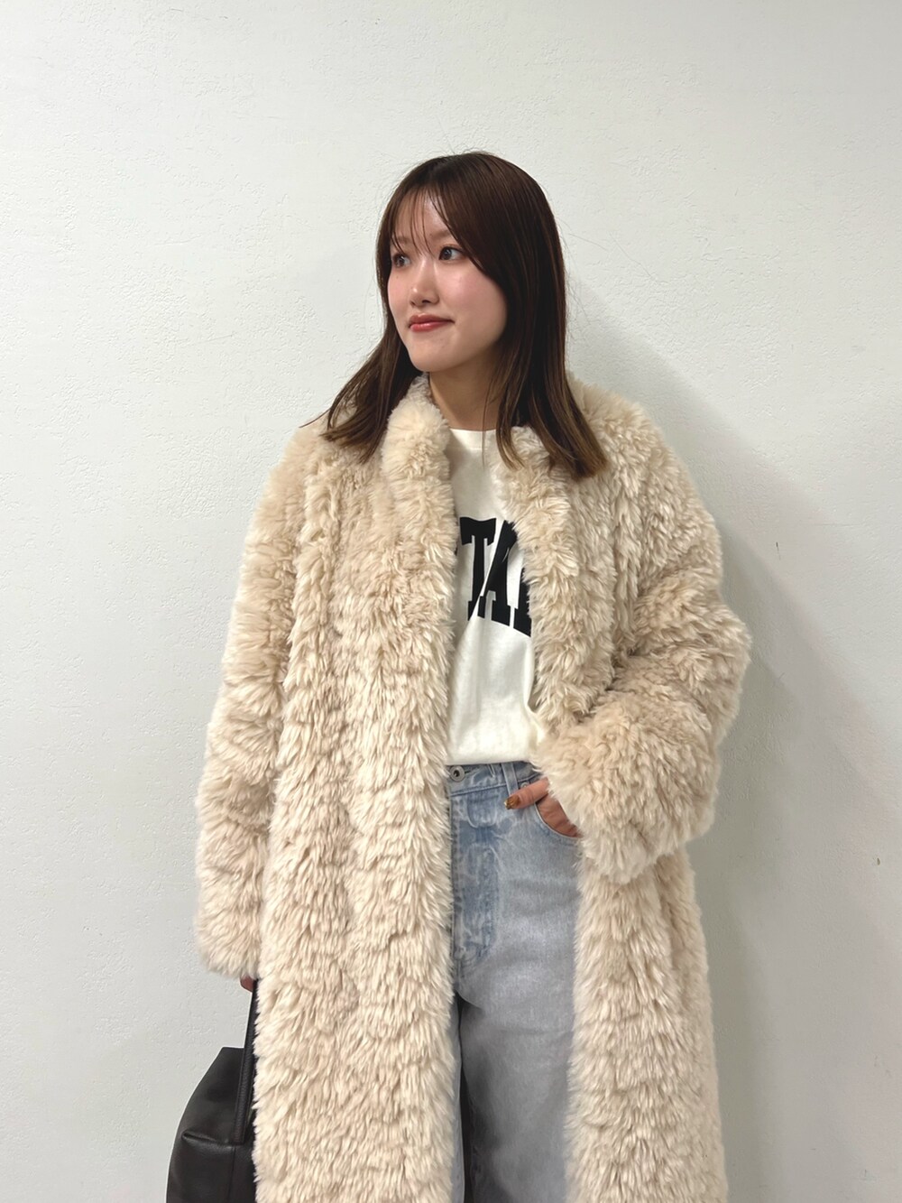 ホワイト系のTシャツ/カットソー、ホワイト系のその他アウター、グレー系のデニムパンツを着用したレディースの秋コーディネートの2枚目の写真