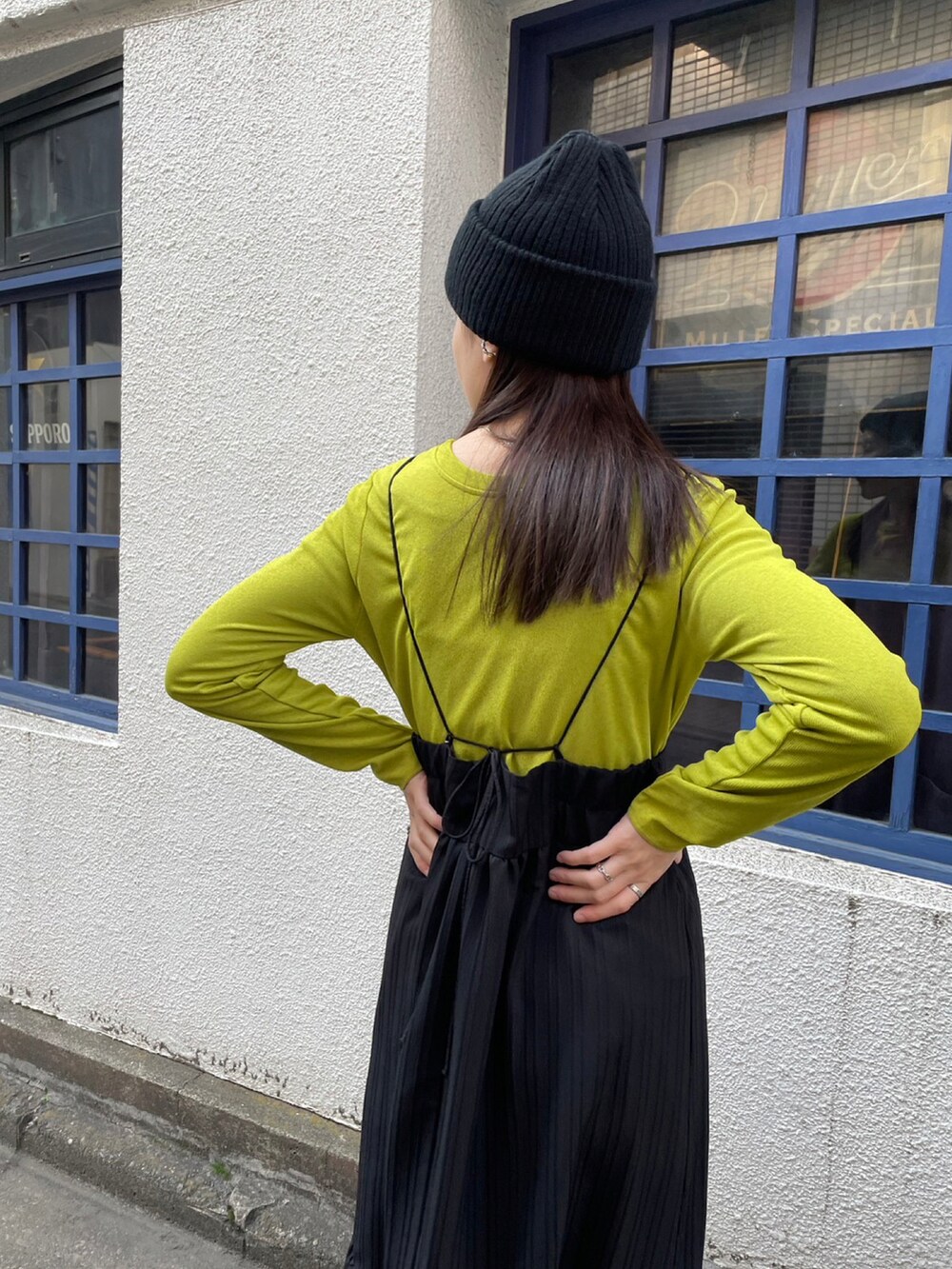 ブラック系のワンピースを着用したレディースの春コーディネートの2枚目の写真