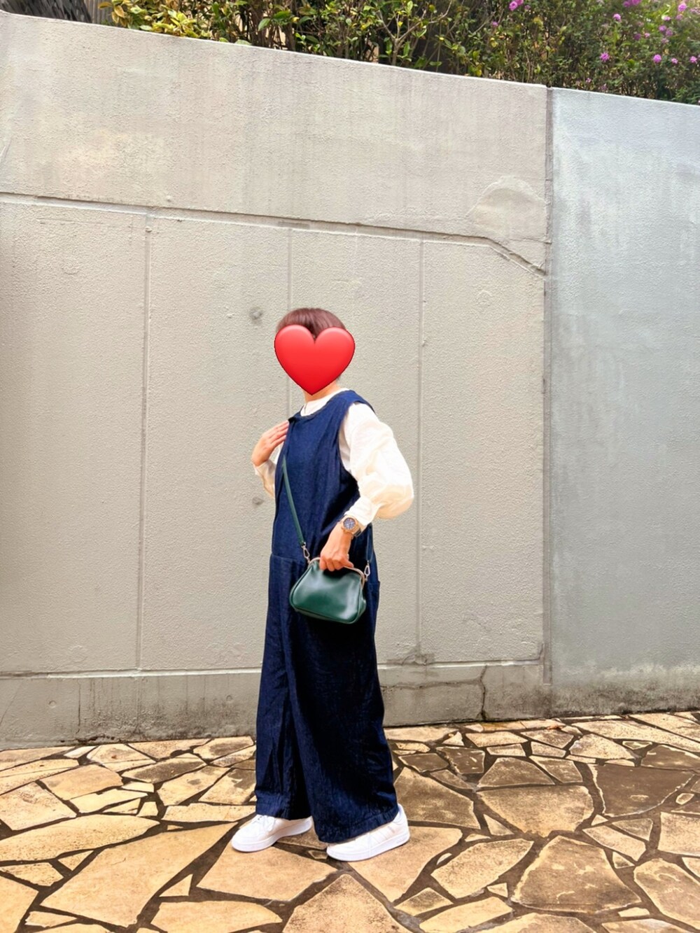 ブルー系のつなぎ/オールインワン、ホワイト系のスニーカー、ホワイト系のシャツ/ブラウスを着用したレディースの春コーディネートの3枚目の写真