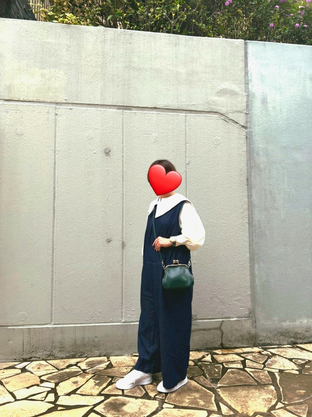 ブルー系のつなぎ/オールインワン、ホワイト系のスニーカー、ホワイト系のシャツ/ブラウスを着用したレディースの春コーディネートの2枚目の写真