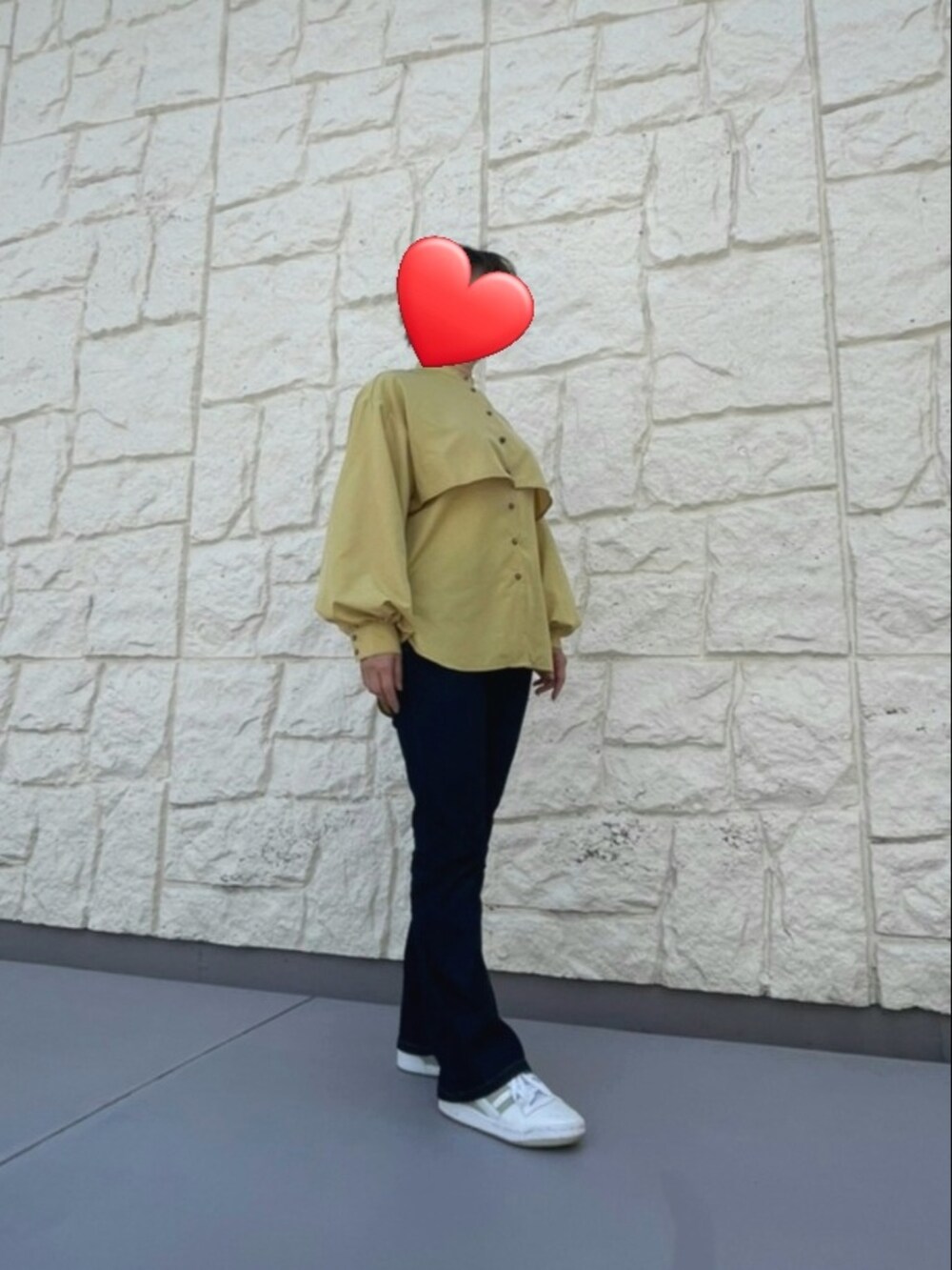 ブルー系のデニムパンツ、ホワイト系のスニーカー、イエロー系のシャツ/ブラウスを着用したレディースの春コーディネートの2枚目の写真