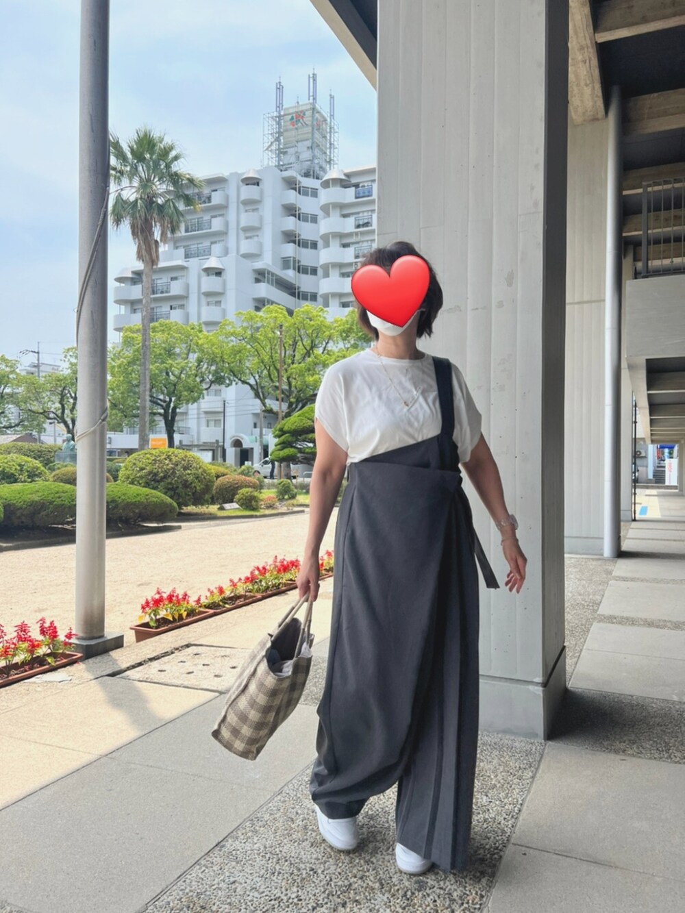 グレー系のサロペット/オーバーオール、ホワイト系のスニーカーを着用したレディースの夏コーディネートの2枚目の写真