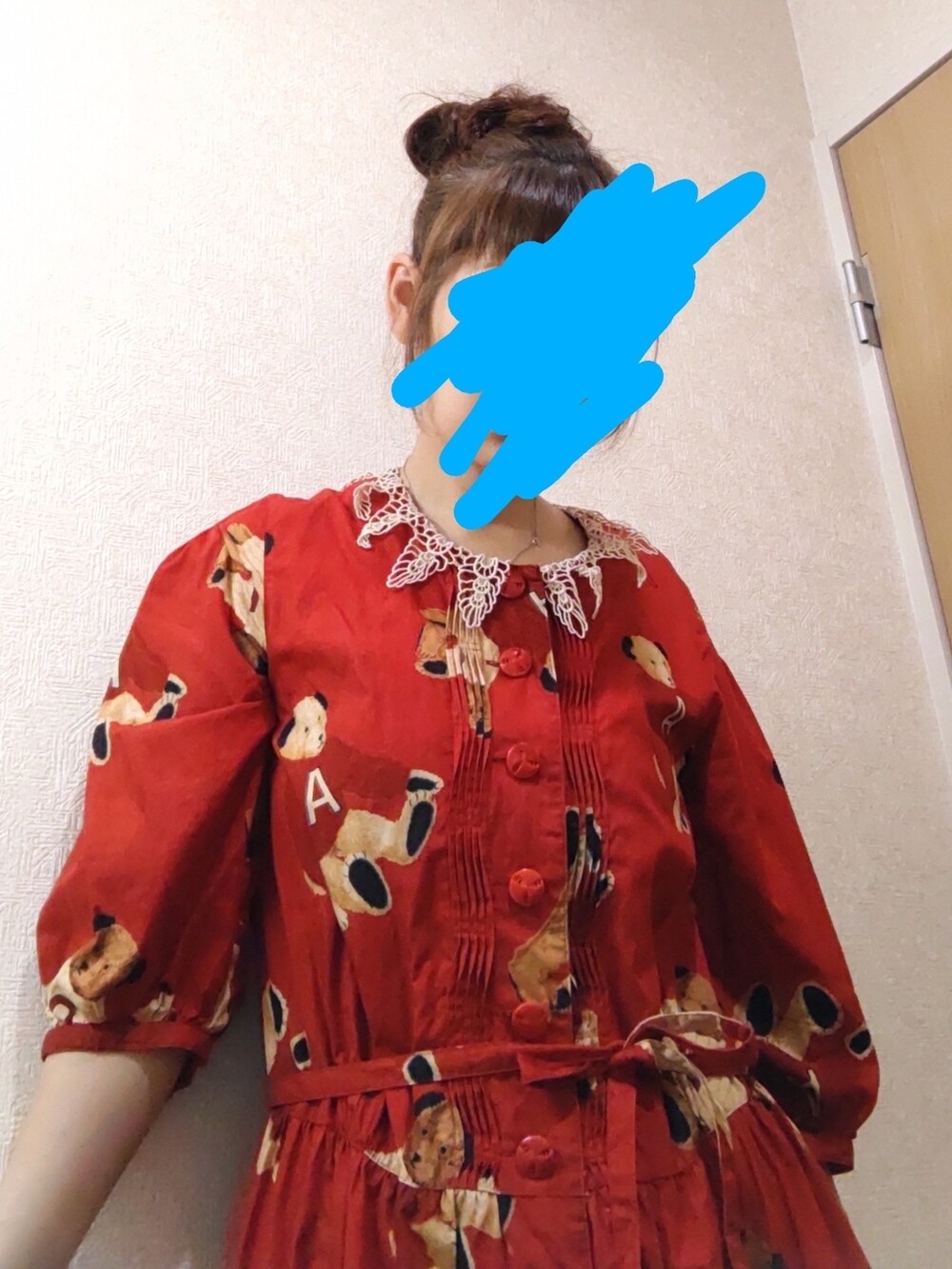 レッド系のワンピースを着用したレディースの夏コーディネートの2枚目の写真