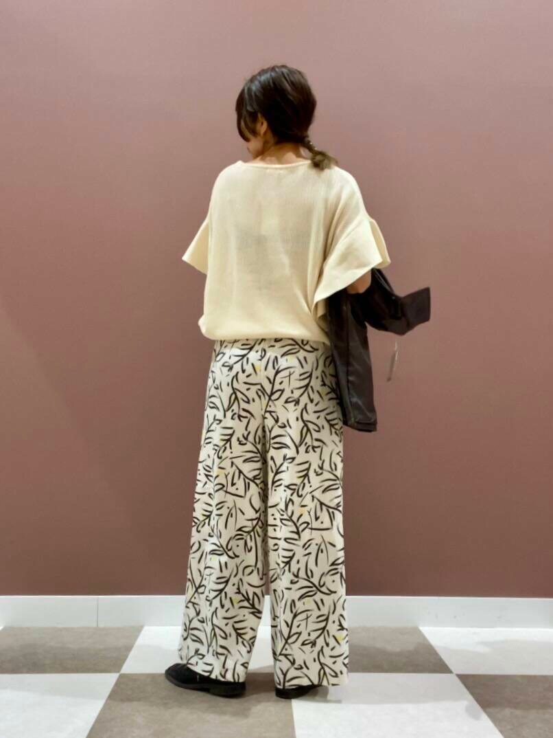 「シンプル、大人カジュアル、カジュアル、newarrival、items、楽チンコーデ、30代コーデ、主婦コーデ、アイテムズ、体型カバー、40代コーデ」｜「ITEMS URBANRESEARCHのリネンレーヨンワイドパンツ（その他パンツ、ホワイト系）」を使った、yuccoさん（レディース・158cm）の春コーディネートの5枚目の写真