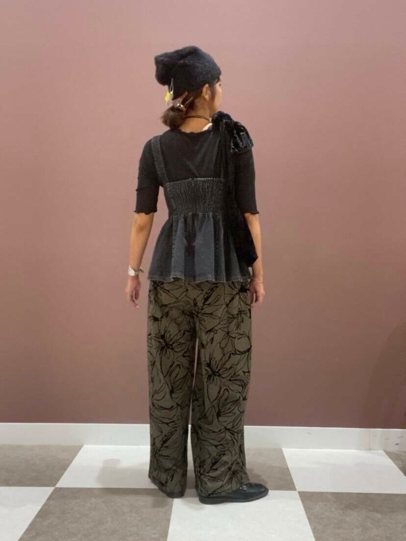 ブラック系のTシャツ/カットソー、ブラック系のベスト、ブラック系のハンドバッグを着用したレディースの夏コーディネートの3枚目の写真