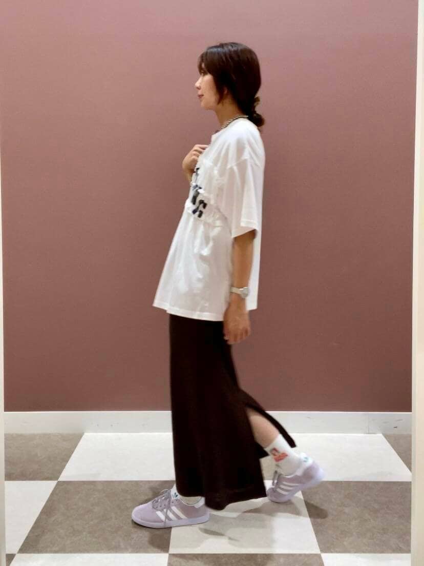 「シンプル、大人カジュアル、カジュアル、KBF、newarrival、休日スタイル、items、楽チンコーデ、30代コーデ、主婦コーデ、アイテムズ、体型カバー、40代コーデ、外遊びコーデ」｜「SENSE OF PLACE by URBAN RESEARCHのパラコードハンドルメッシュバッグ（ショルダーバッグ、ブラック系）」を使った、yuccoさん（レディース・158cm）の夏コーディネートの4枚目の写真