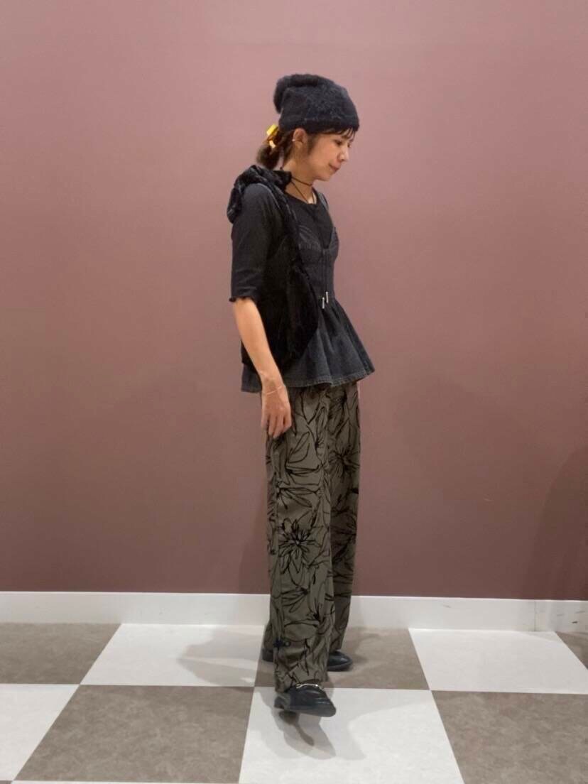 ブラック系のTシャツ/カットソー、ブラック系のベスト、ブラック系のハンドバッグを着用したレディースの夏コーディネートの2枚目の写真