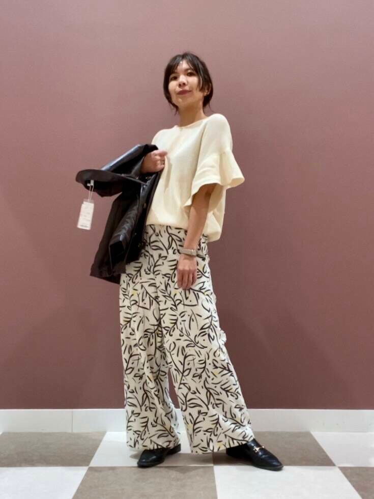 「シンプル、大人カジュアル、カジュアル、newarrival、items、楽チンコーデ、30代コーデ、主婦コーデ、アイテムズ、体型カバー、40代コーデ」｜「ITEMS URBANRESEARCHのリネンレーヨンワイドパンツ（その他パンツ、ホワイト系）」を使った、yuccoさん（レディース・158cm）の春コーディネートの4枚目の写真