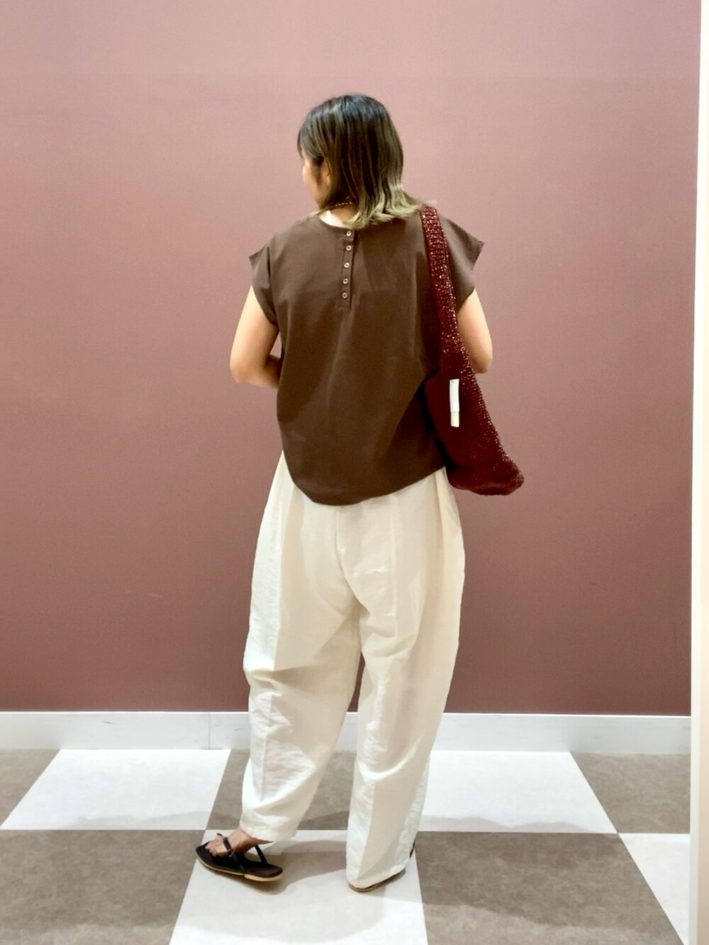ホワイト系のその他パンツ、ホワイト系のTシャツ/カットソー、ブラウン系のショルダーバッグを着用したレディースの夏コーディネートの3枚目の写真