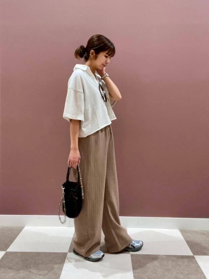 「シンプル、大人カジュアル、カジュアル、newarrival、休日スタイル、items、楽チンコーデ、30代コーデ、主婦コーデ、アイテムズ、体型カバー、40代コーデ、外遊びコーデ、サングラス」｜「SMELLYのワイドフレームサングラス（サングラス、ブラウン系）」を使った、yuccoさん（レディース・158cm）の夏コーディネートの2枚目の写真