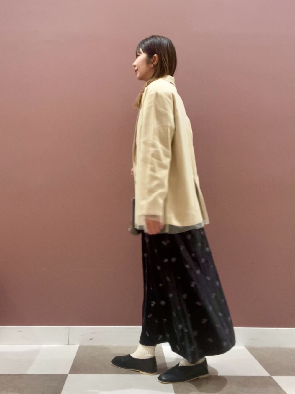 ベージュ系のその他アウター、ブラック系のパンプス、グレー系のハンドバッグを着用したレディースの春コーディネートの2枚目の写真