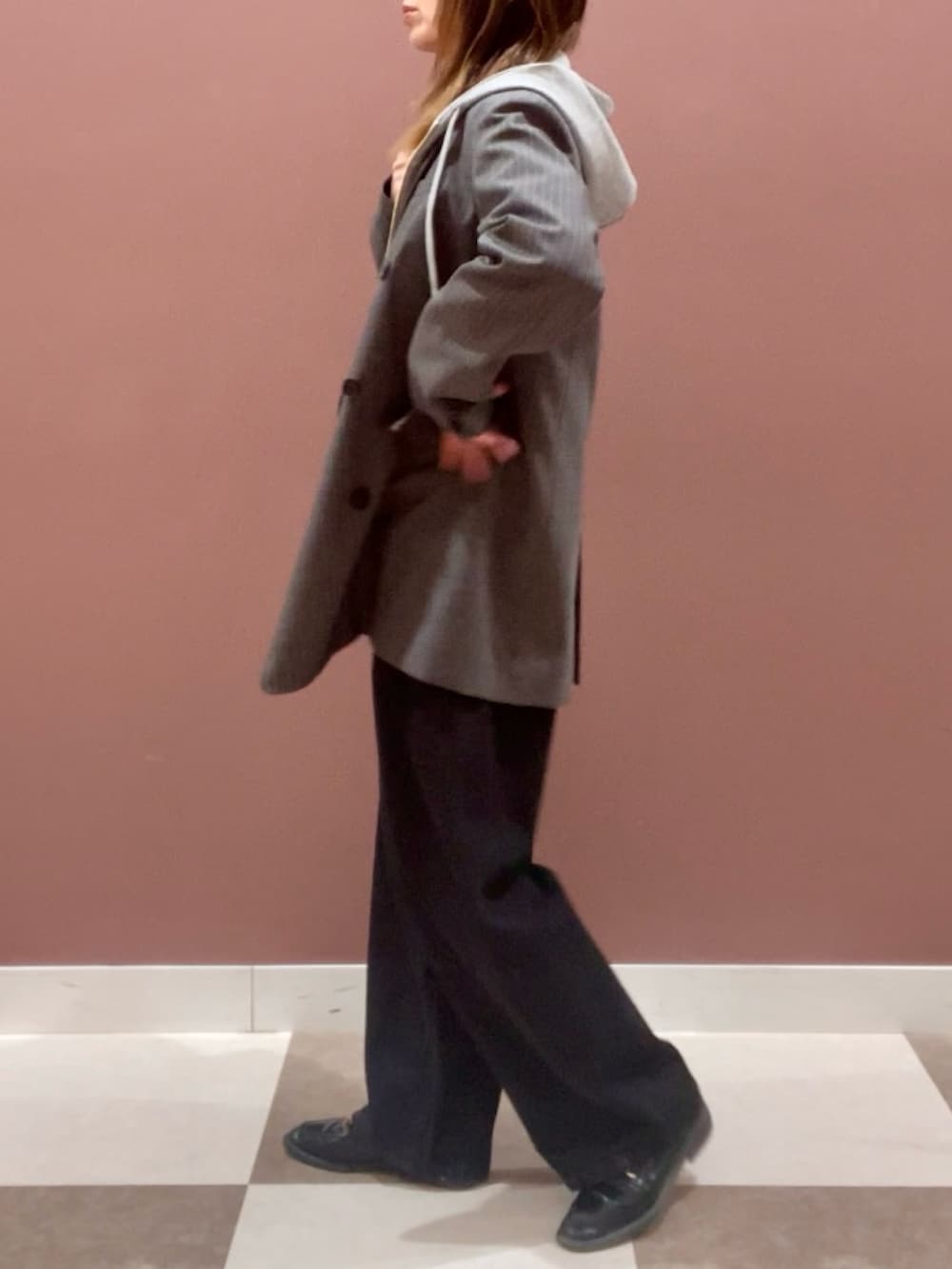 ホワイト系のTシャツ/カットソー、グレー系のパーカー、ブラック系のデニムパンツを着用したレディースの冬コーディネートの2枚目の写真