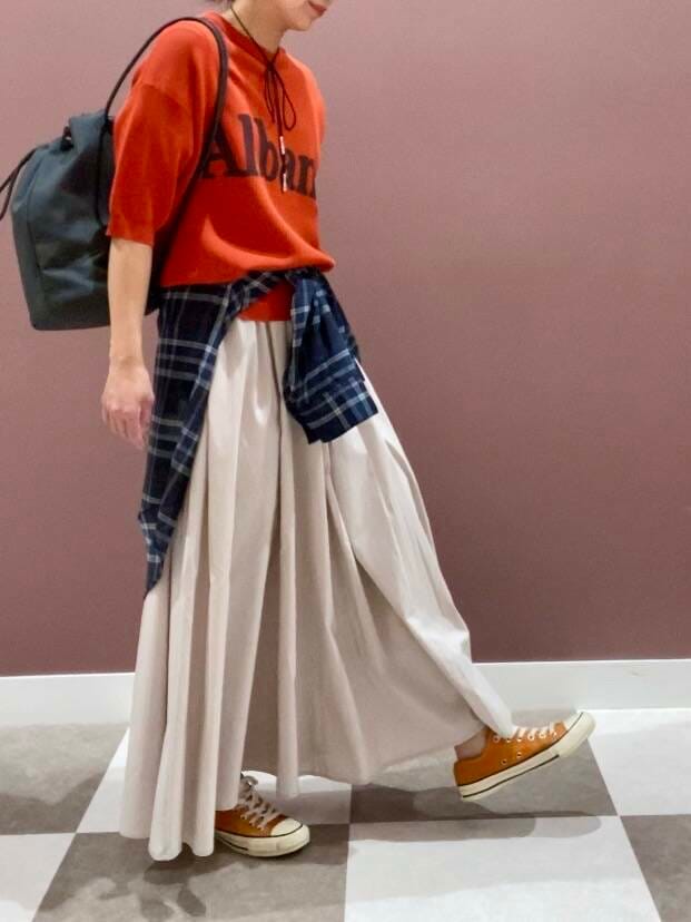 「シンプル、大人カジュアル、カジュアル、newarrival、items、楽チンコーデ、30代コーデ、主婦コーデ、アイテムズ、体型カバー、40代コーデ」｜「ITEMS URBANRESEARCHのウエストギャザースカート（スカート、ホワイト系）」を使った、yuccoさん（レディース・158cm）の春コーディネートの4枚目の写真