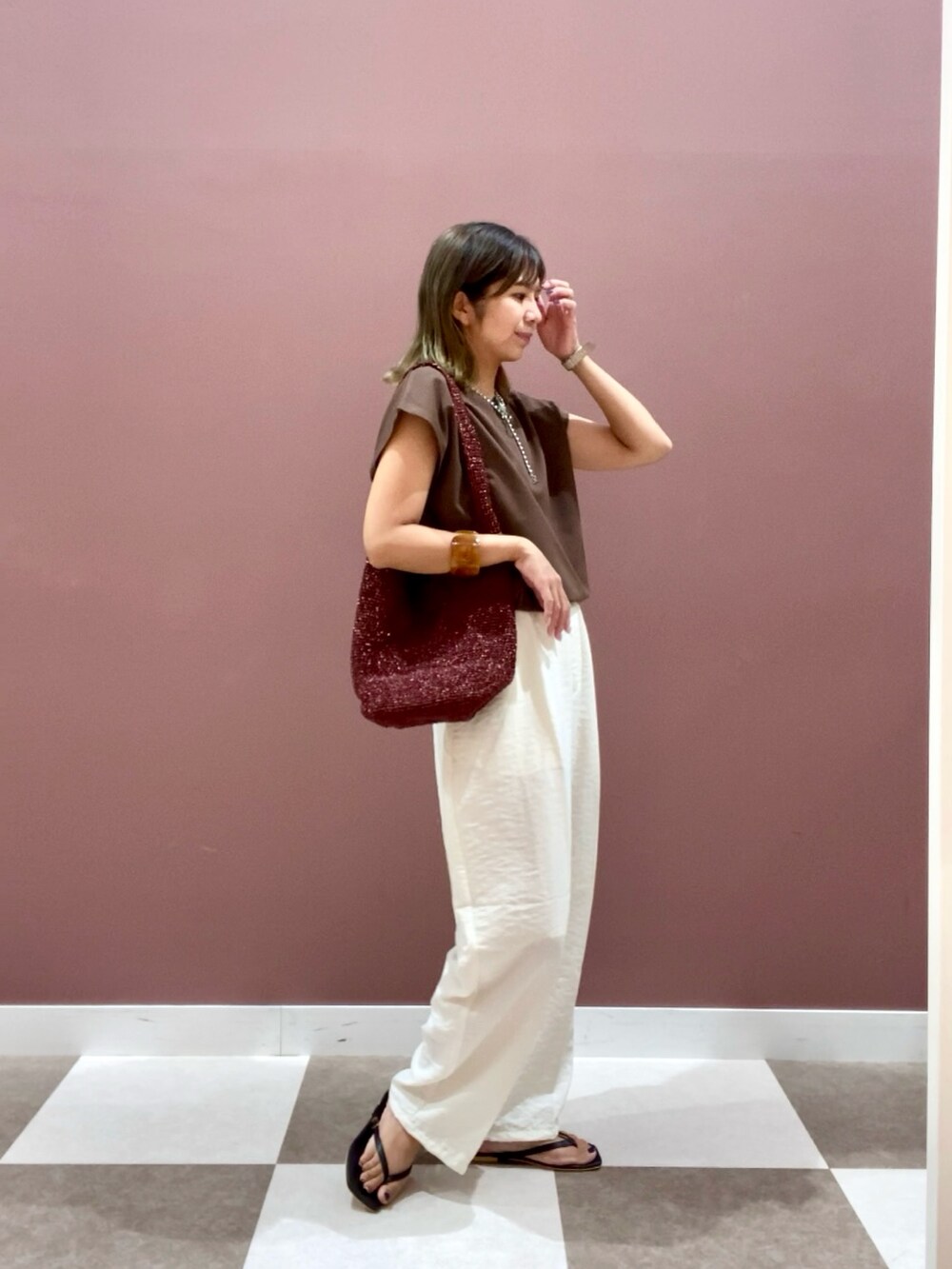 ホワイト系のその他パンツ、ホワイト系のTシャツ/カットソー、ブラウン系のショルダーバッグを着用したレディースの夏コーディネートの2枚目の写真