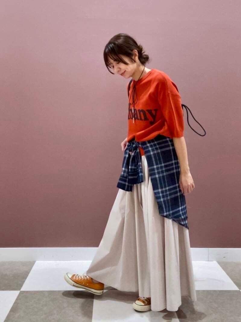 「シンプル、大人カジュアル、カジュアル、newarrival、items、楽チンコーデ、30代コーデ、主婦コーデ、アイテムズ、体型カバー、40代コーデ」｜「ITEMS URBANRESEARCHのウエストギャザースカート（スカート、ホワイト系）」を使った、yuccoさん（レディース・158cm）の春コーディネートの2枚目の写真