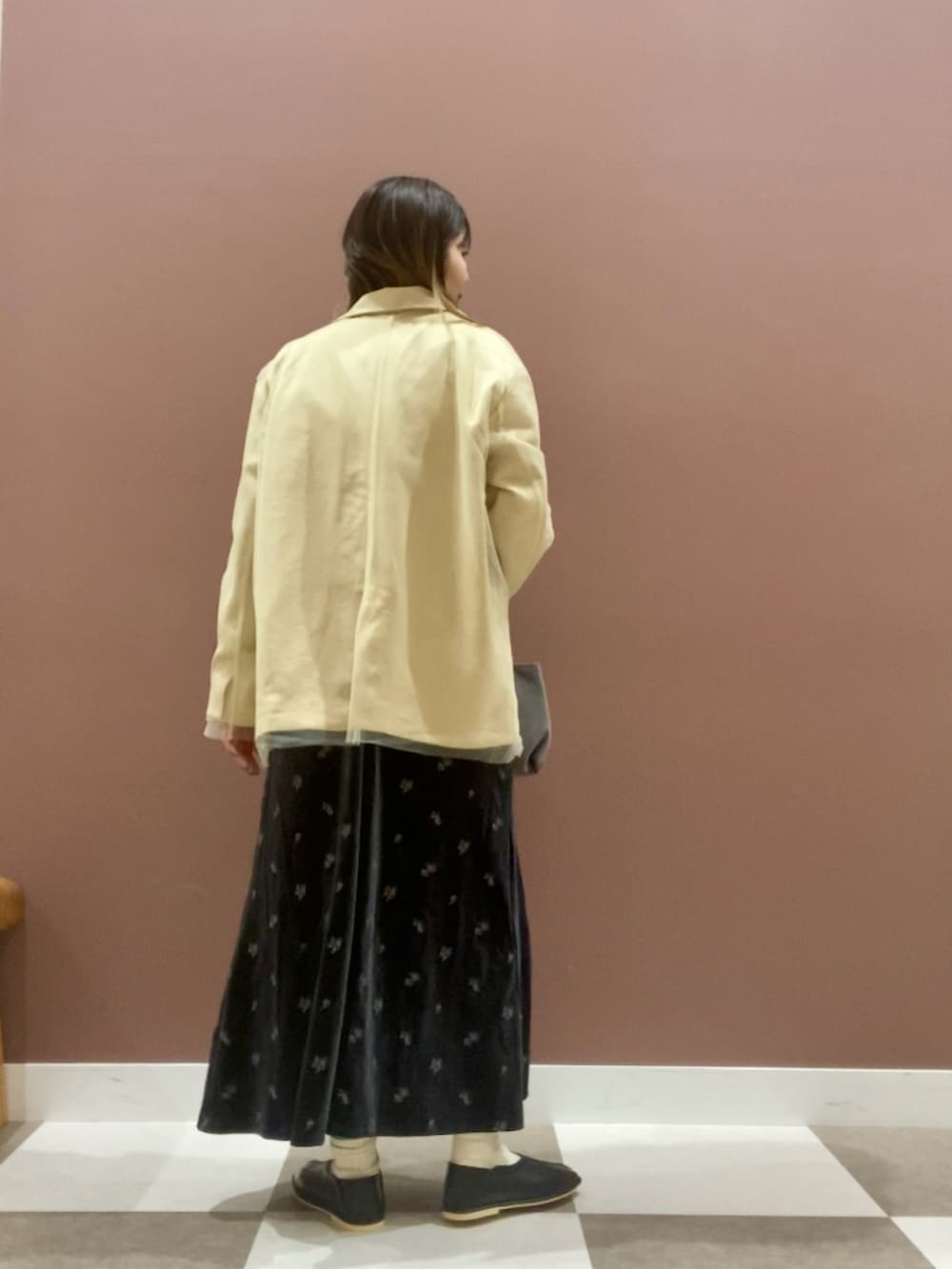 ベージュ系のその他アウター、ブラック系のパンプス、グレー系のハンドバッグを着用したレディースの春コーディネートの3枚目の写真