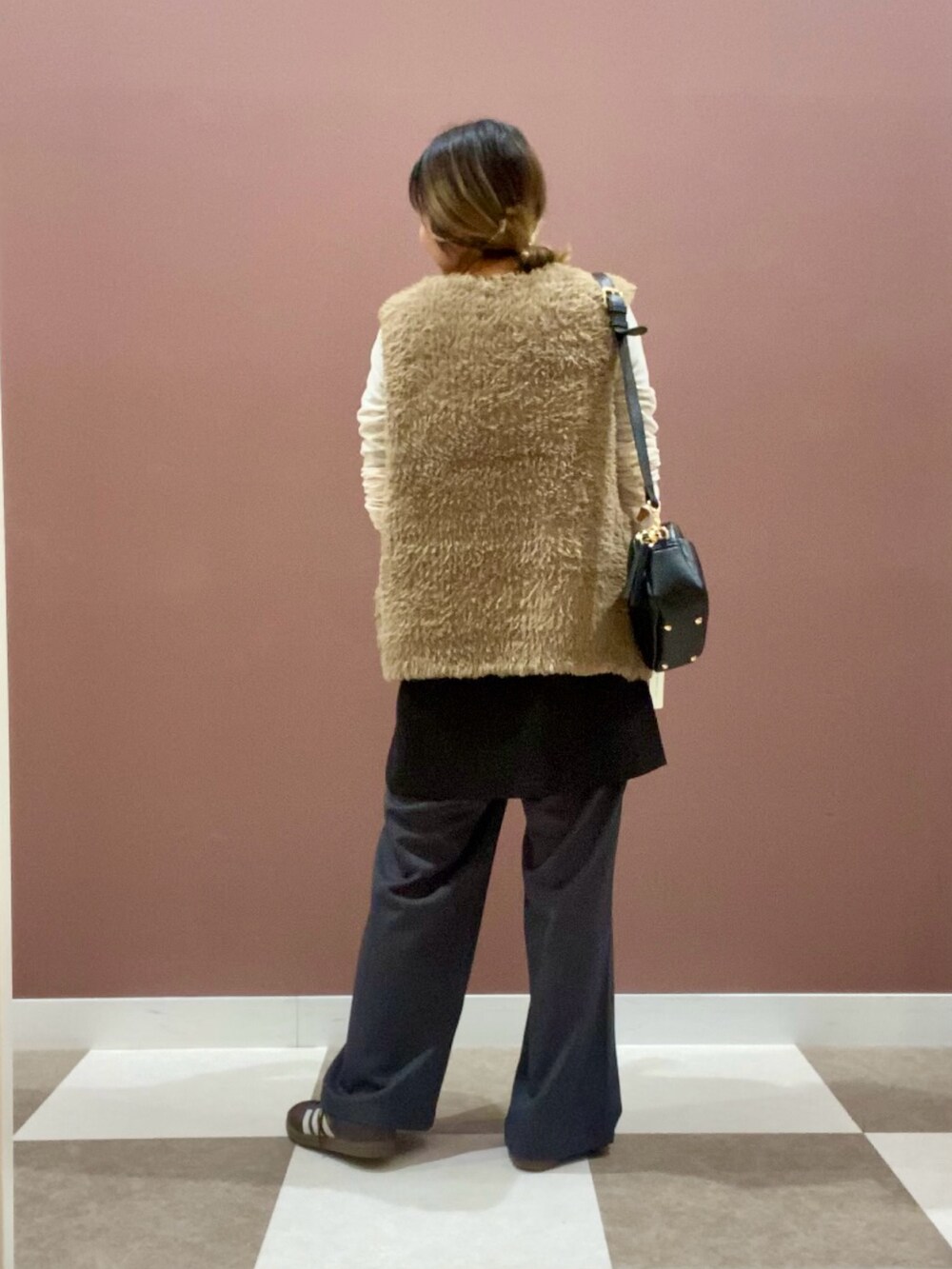 ホワイト系のTシャツ/カットソー、ベージュ系のベスト、グレー系のその他パンツを着用したレディースの秋コーディネートの3枚目の写真