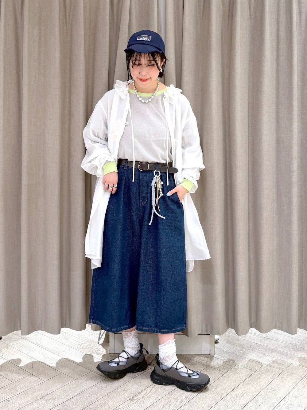 グレー系のスニーカー、ブルー系のその他パンツ、ブラック系のショルダーバッグを着用したレディースの春コーディネートの10枚目の写真