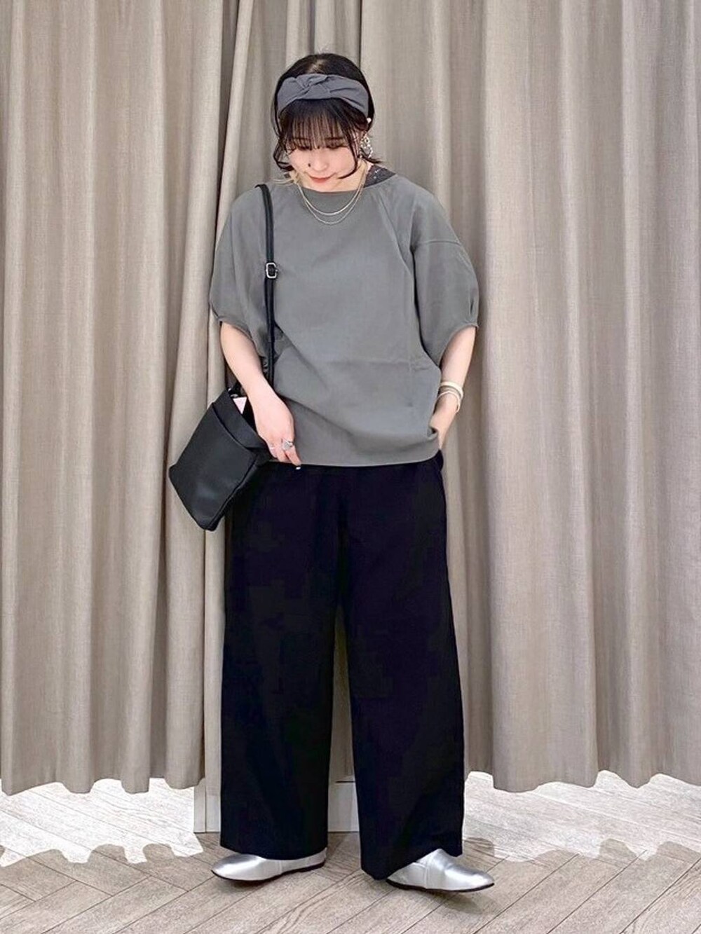 ブラック系のその他パンツ、その他のシャツ/ブラウス、その他のタンクトップを着用したレディースの夏コーディネートの2枚目の写真