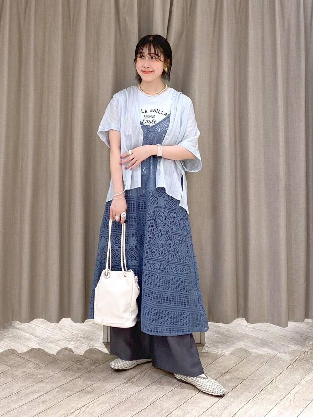 ブルー系のTシャツ/カットソー、ホワイト系のトートバッグ、グレー系のその他パンツを着用したレディースの夏コーディネートの7枚目の写真