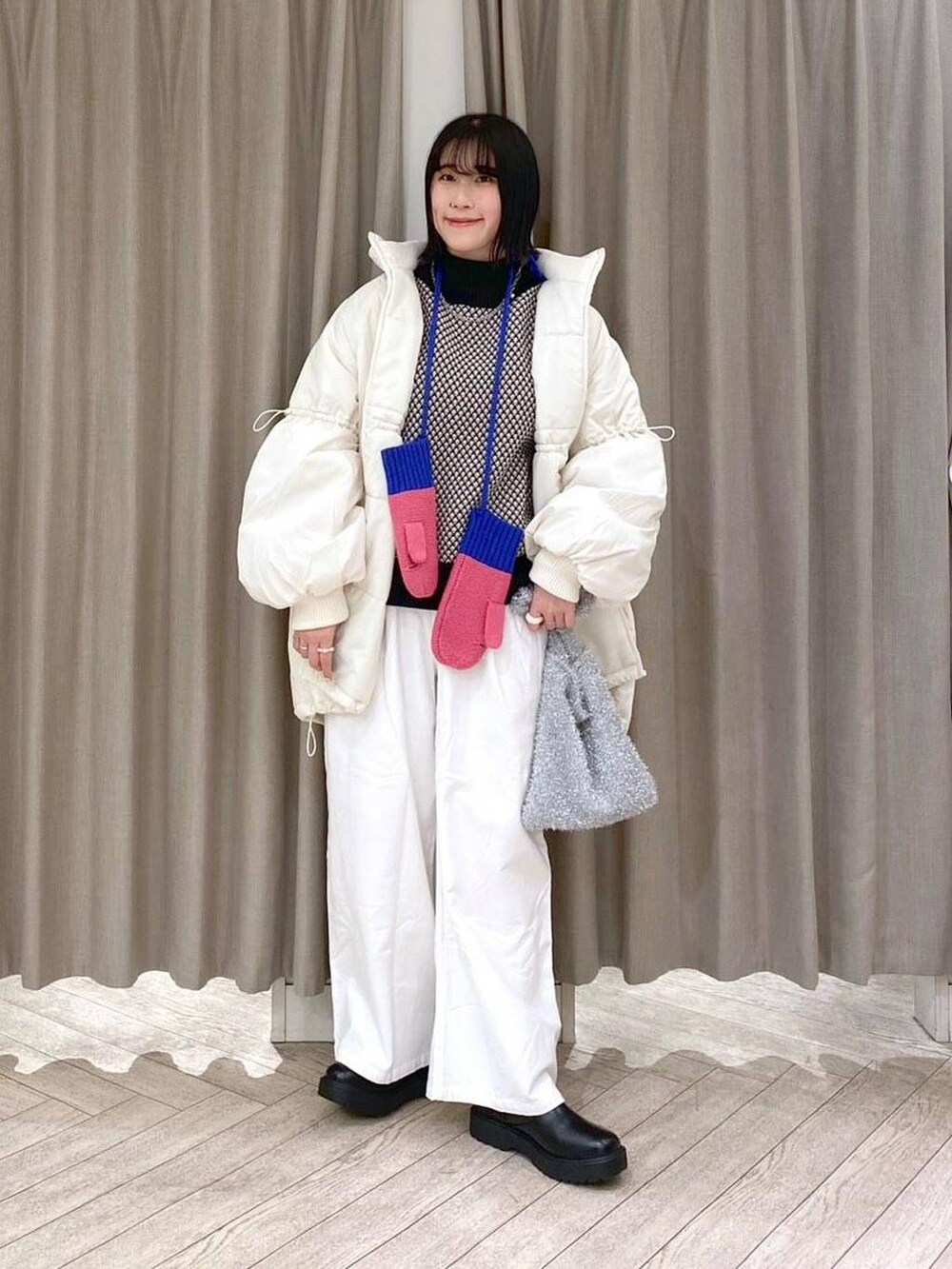 ブラック系のブーツ、その他のショルダーバッグ、その他のニット/セーターを着用したレディースの冬コーディネートの9枚目の写真