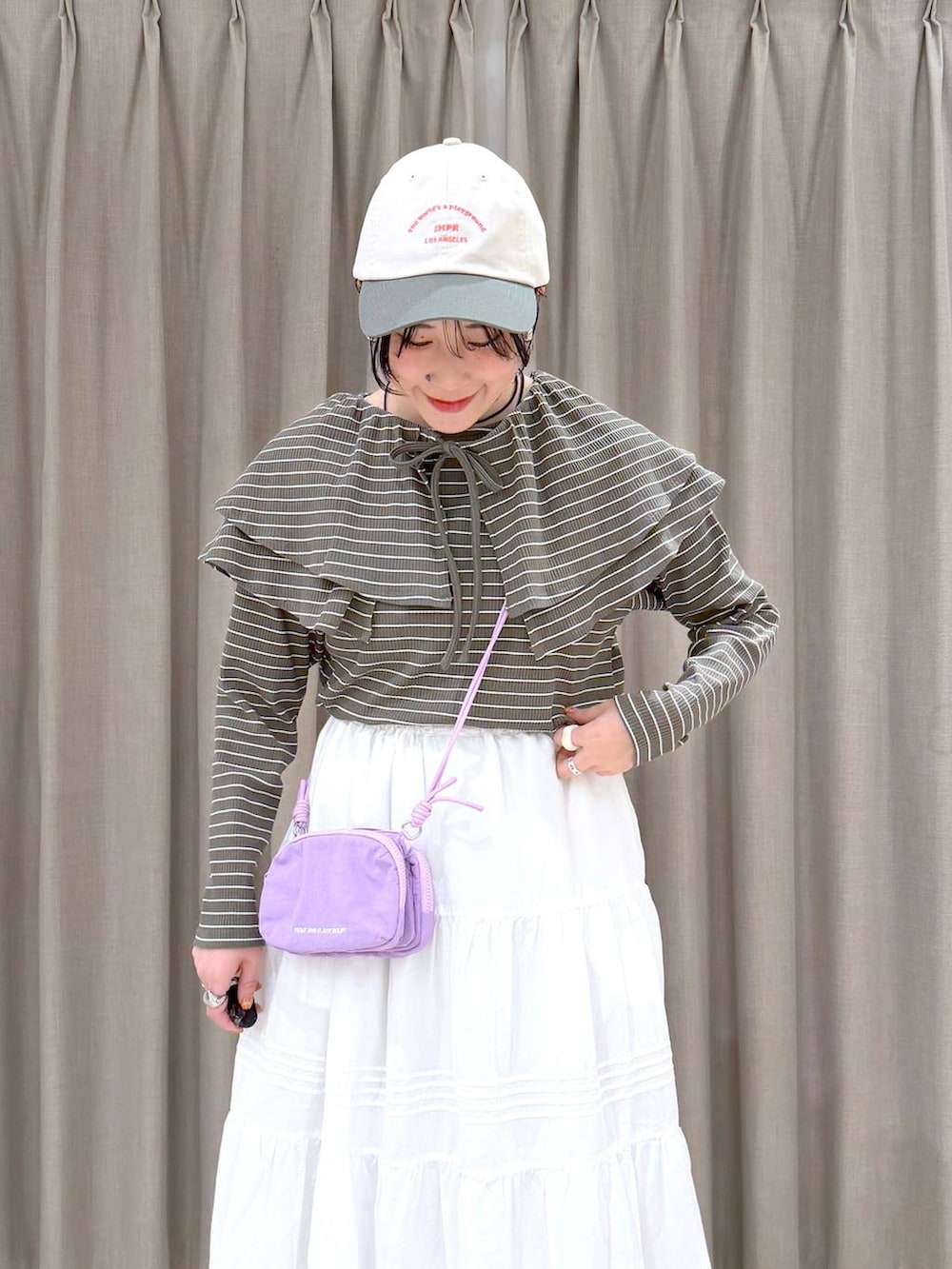 ブラック系のサンダル、グリーン系のその他パンツ、パープル系のショルダーバッグを着用したレディースの春コーディネートの6枚目の写真