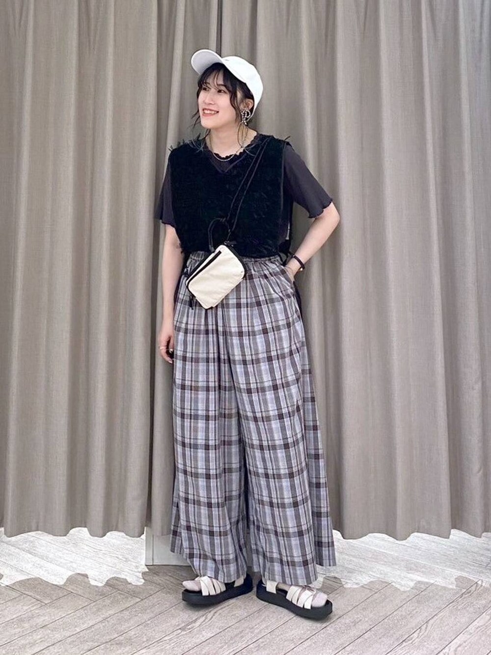 その他のその他パンツ、ホワイト系のサンダル、その他のTシャツ/カットソーを着用したレディースの夏コーディネートの3枚目の写真