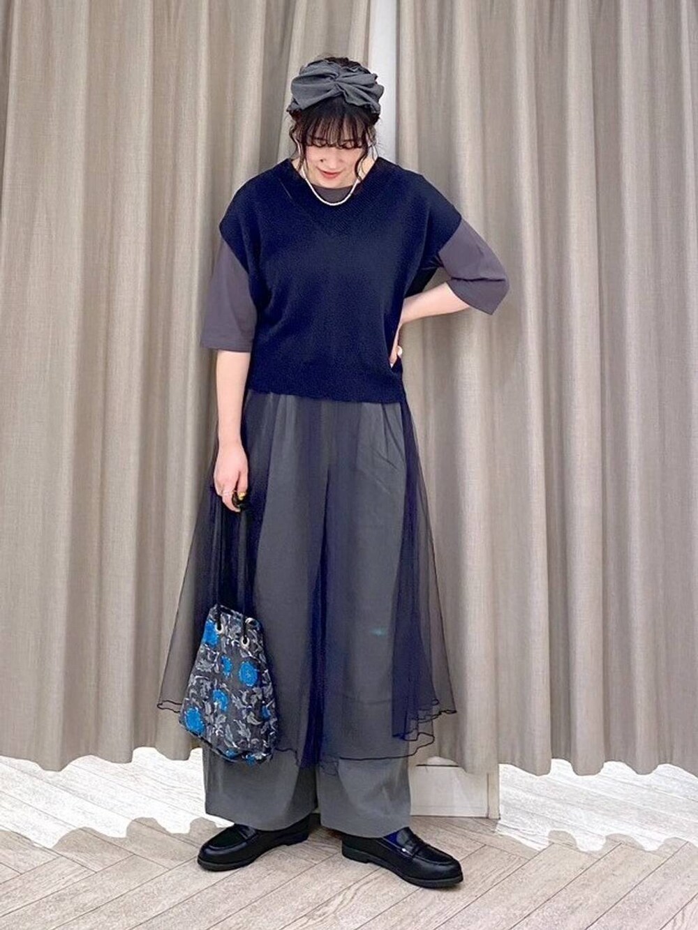 グレー系のその他パンツ、その他のTシャツ/カットソー、ブラック系のトートバッグを着用したレディースの秋コーディネートの2枚目の写真