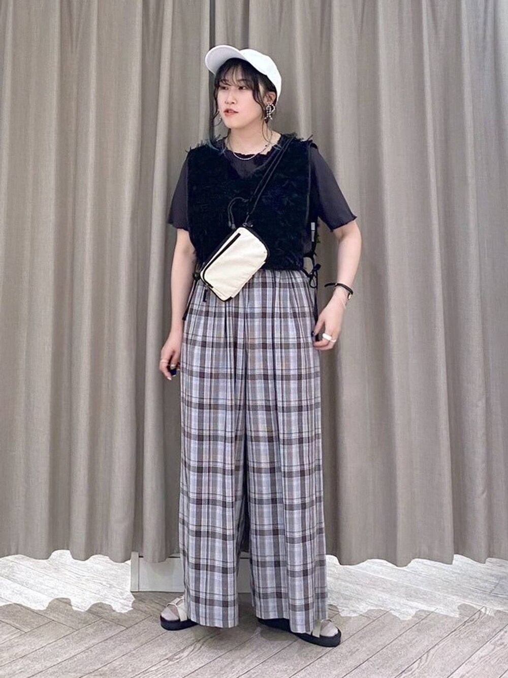 その他のその他パンツ、ホワイト系のサンダル、その他のTシャツ/カットソーを着用したレディースの夏コーディネートの8枚目の写真