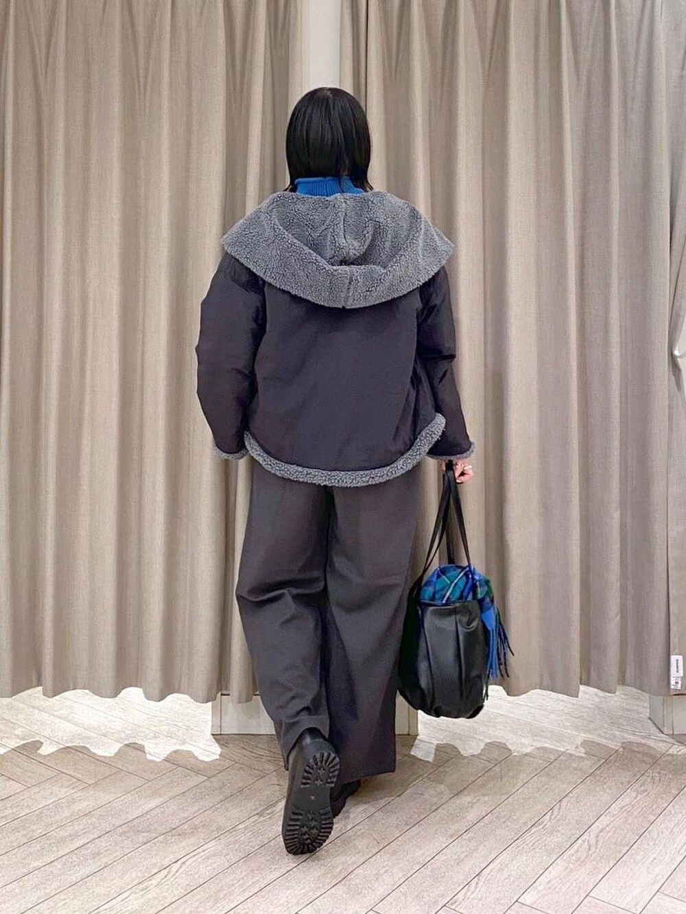 その他のその他パンツ、ブラック系のブーツ、ブラック系のブルゾンを着用したレディースの冬コーディネートの3枚目の写真