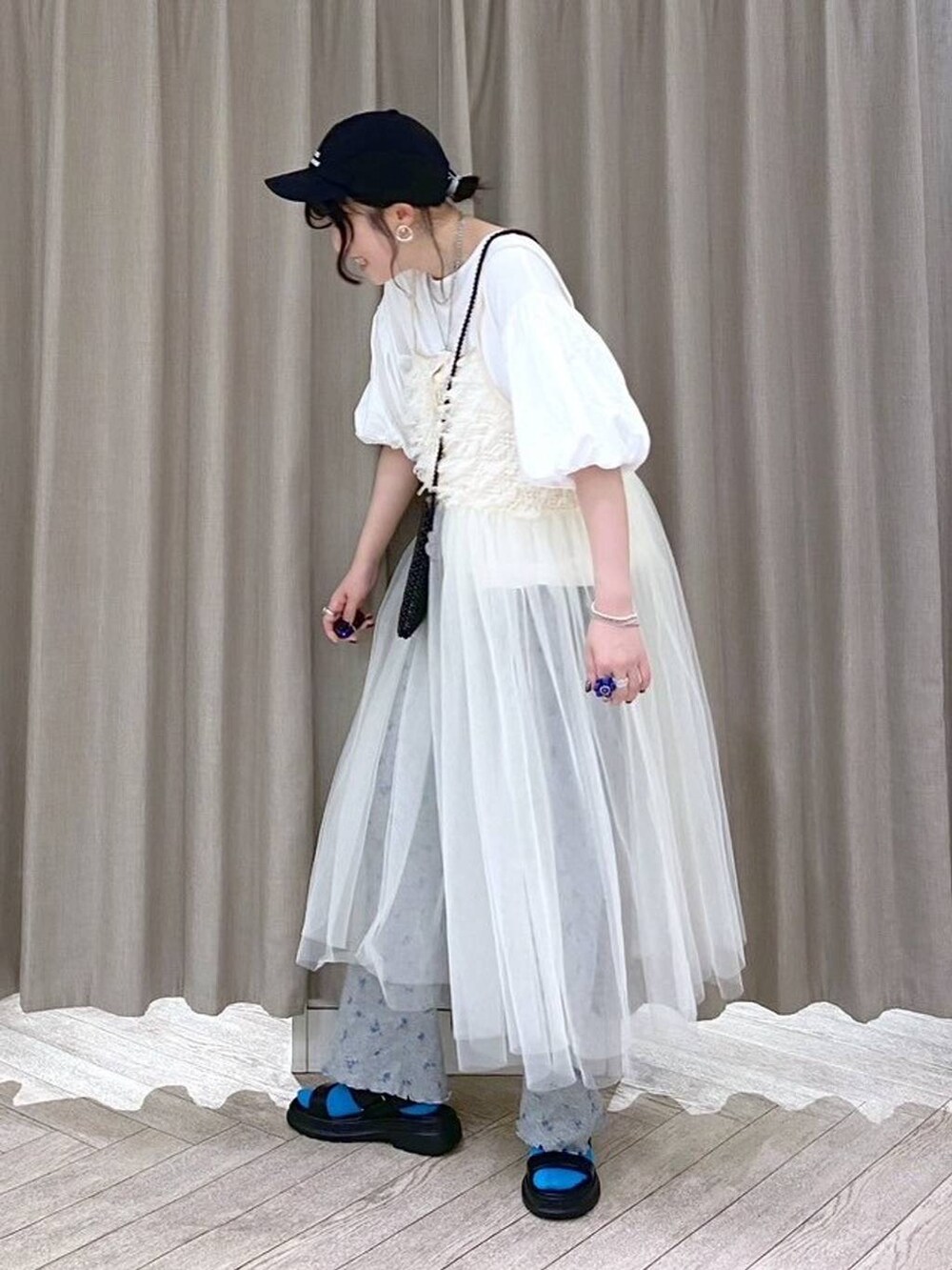 ブラック系のサンダル、その他のその他パンツ、ホワイト系のTシャツ/カットソーを着用したレディースの夏コーディネートの4枚目の写真