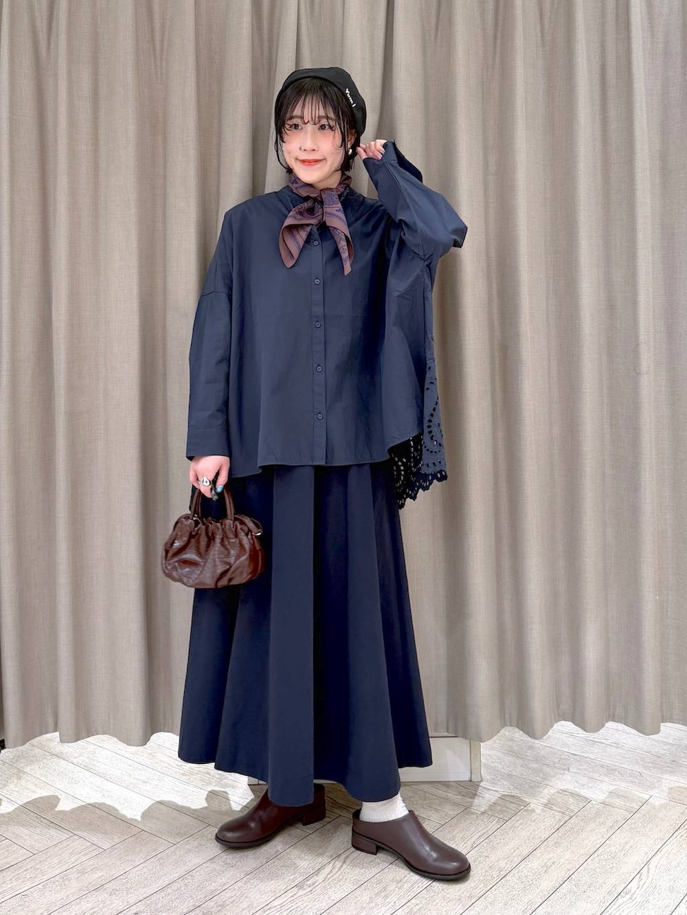 ブラック系のショルダーバッグ、ブルー系のシャツ/ブラウス、ブラウン系のその他シューズを着用したレディースの春コーディネートの2枚目の写真