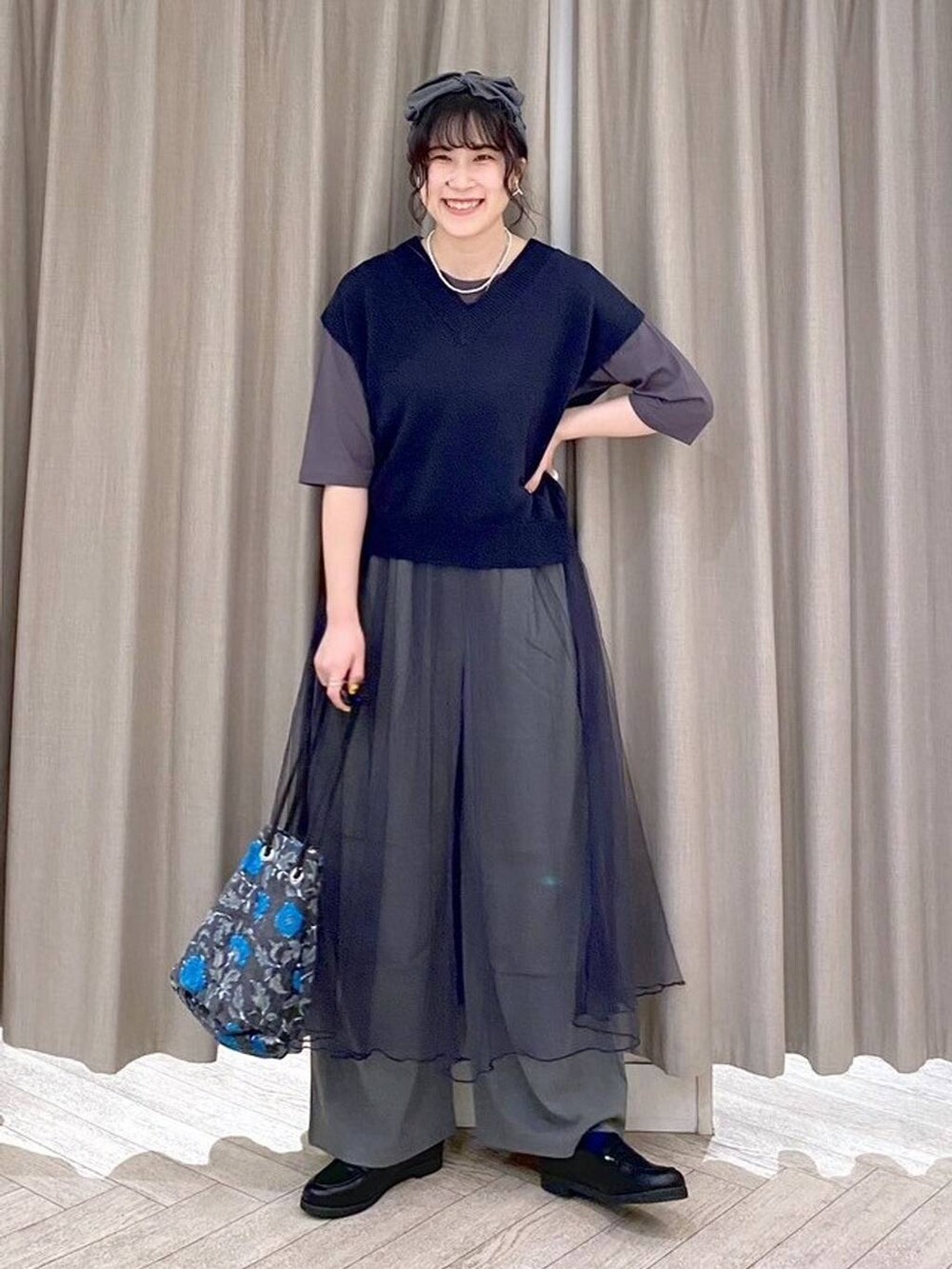 グレー系のその他パンツ、その他のTシャツ/カットソー、ブラック系のトートバッグを着用したレディースの秋コーディネートの10枚目の写真