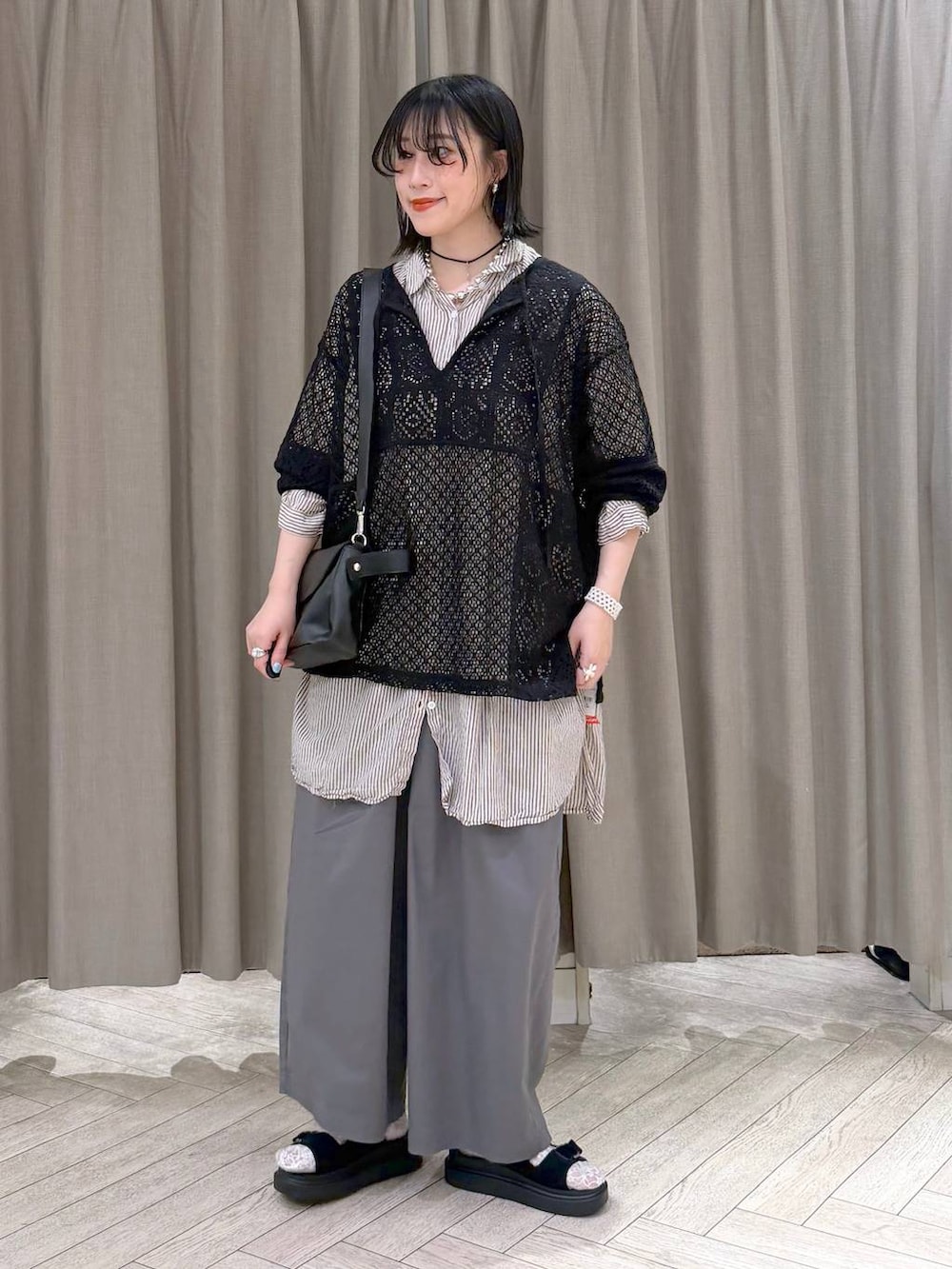 グレー系のワンピース、その他のその他パンツ、ブラック系のサンダルを着用したレディースの夏コーディネートの9枚目の写真