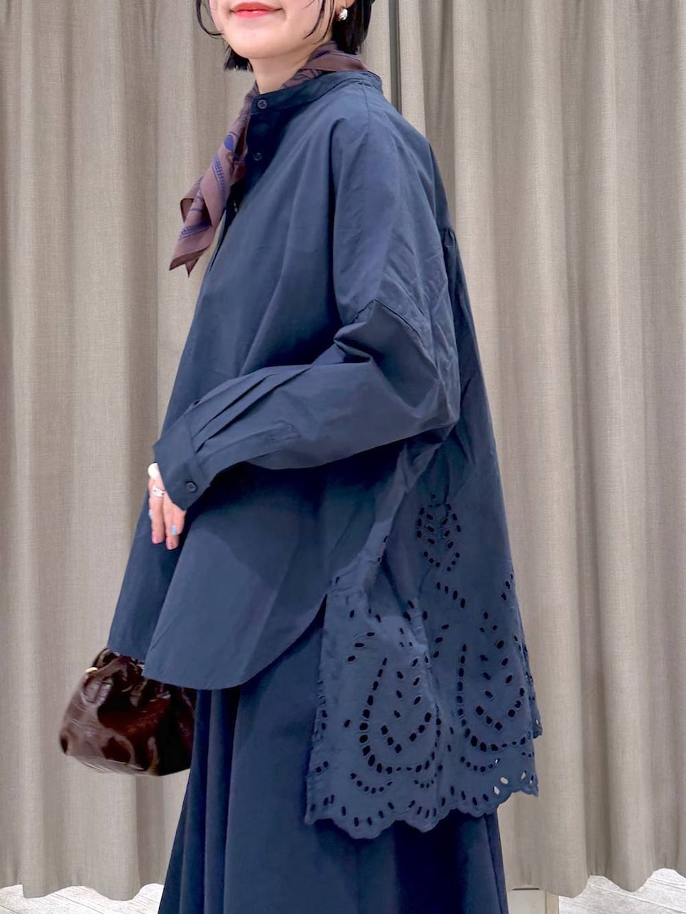 ブラック系のショルダーバッグ、ブルー系のシャツ/ブラウス、ブラウン系のその他シューズを着用したレディースの春コーディネートの5枚目の写真