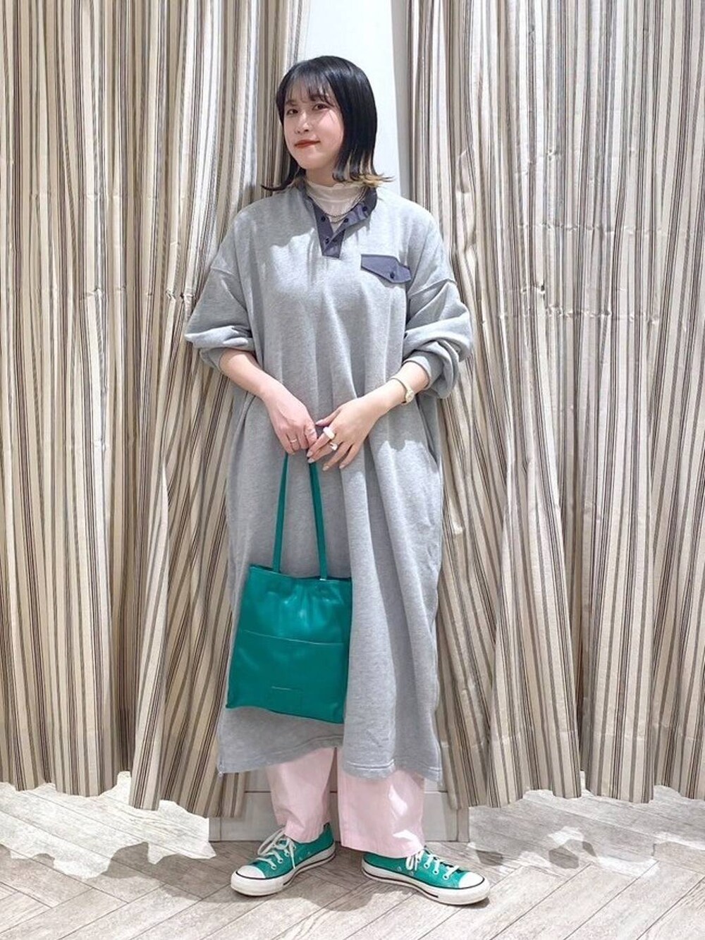 グレー系のワンピース、グリーン系のスニーカーを着用したレディースの春コーディネートの9枚目の写真
