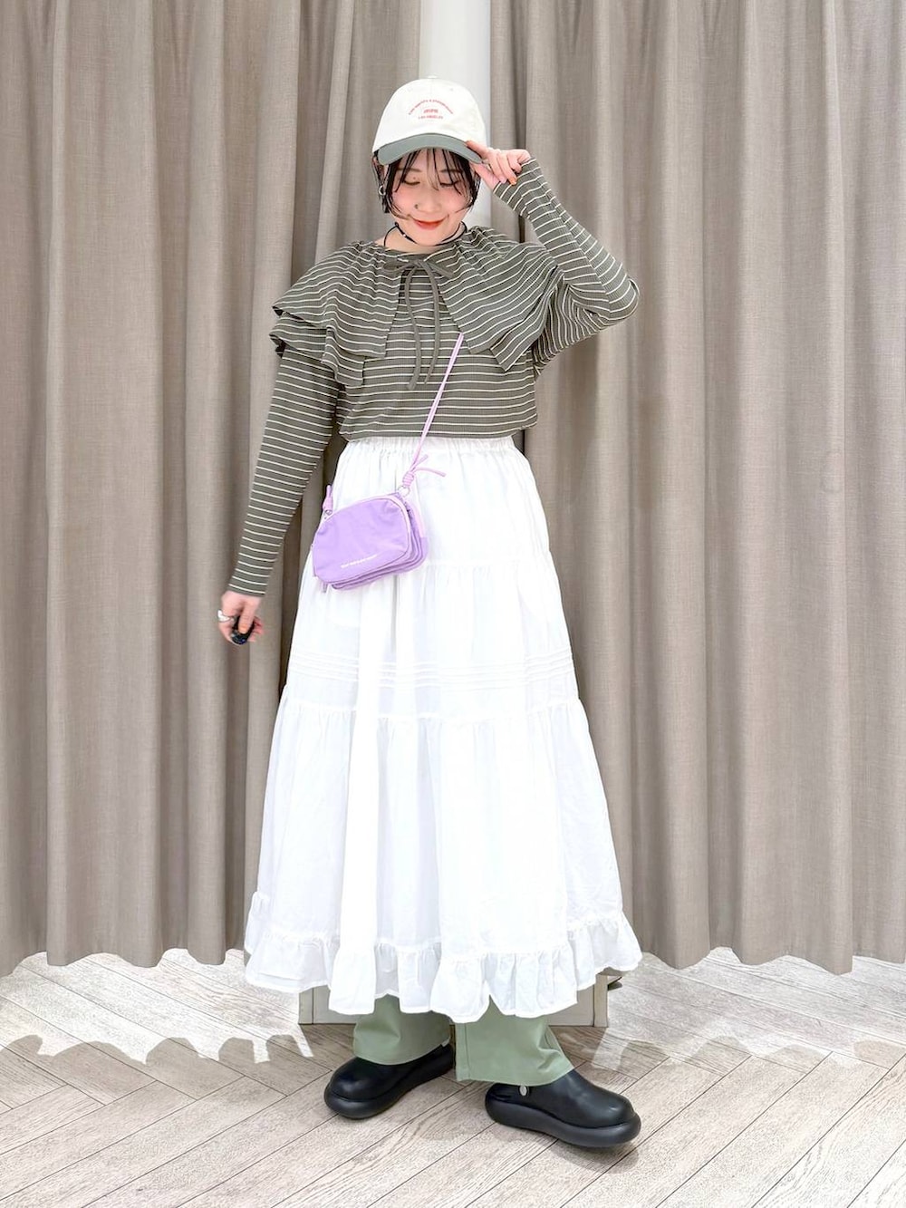 ブラック系のサンダル、グリーン系のその他パンツ、パープル系のショルダーバッグを着用したレディースの春コーディネートの2枚目の写真