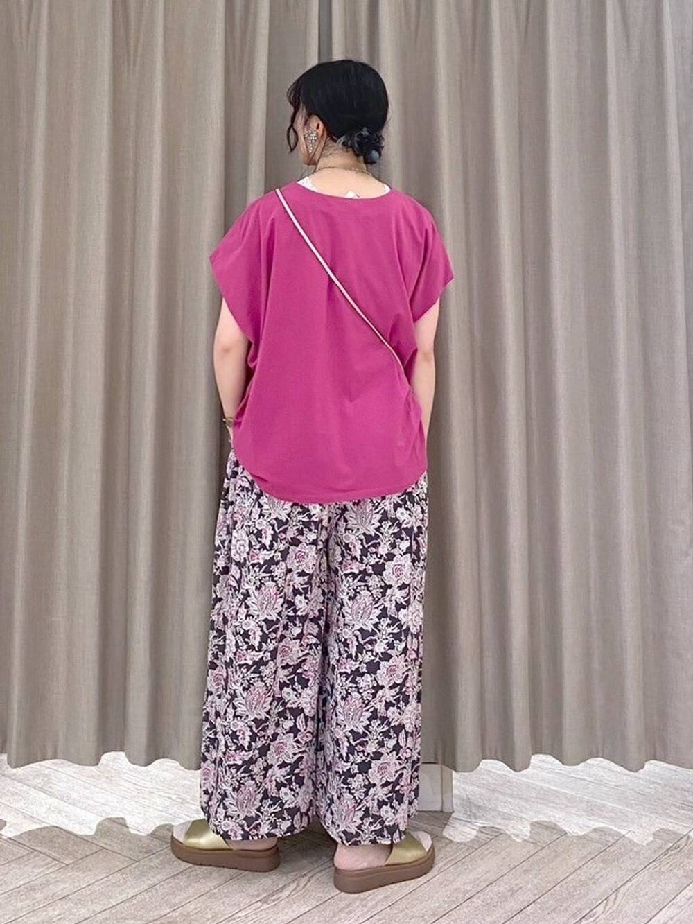 ベージュ系のタンクトップ、レッド系のその他パンツ、その他のサンダルを着用したレディースの夏コーディネートの6枚目の写真