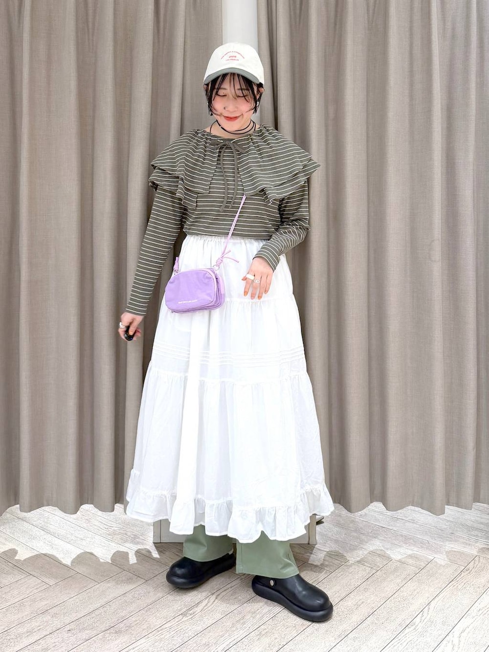 ブラック系のサンダル、グリーン系のその他パンツ、パープル系のショルダーバッグを着用したレディースの春コーディネートの9枚目の写真