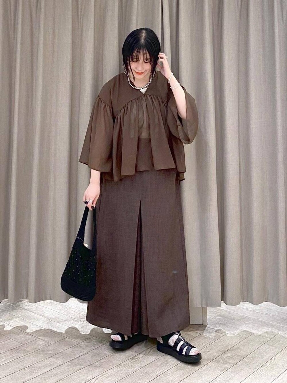 ブラウン系のその他パンツ、ブラウン系のシャツ/ブラウス、ブラック系のトートバッグを着用したレディースの夏コーディネートの9枚目の写真