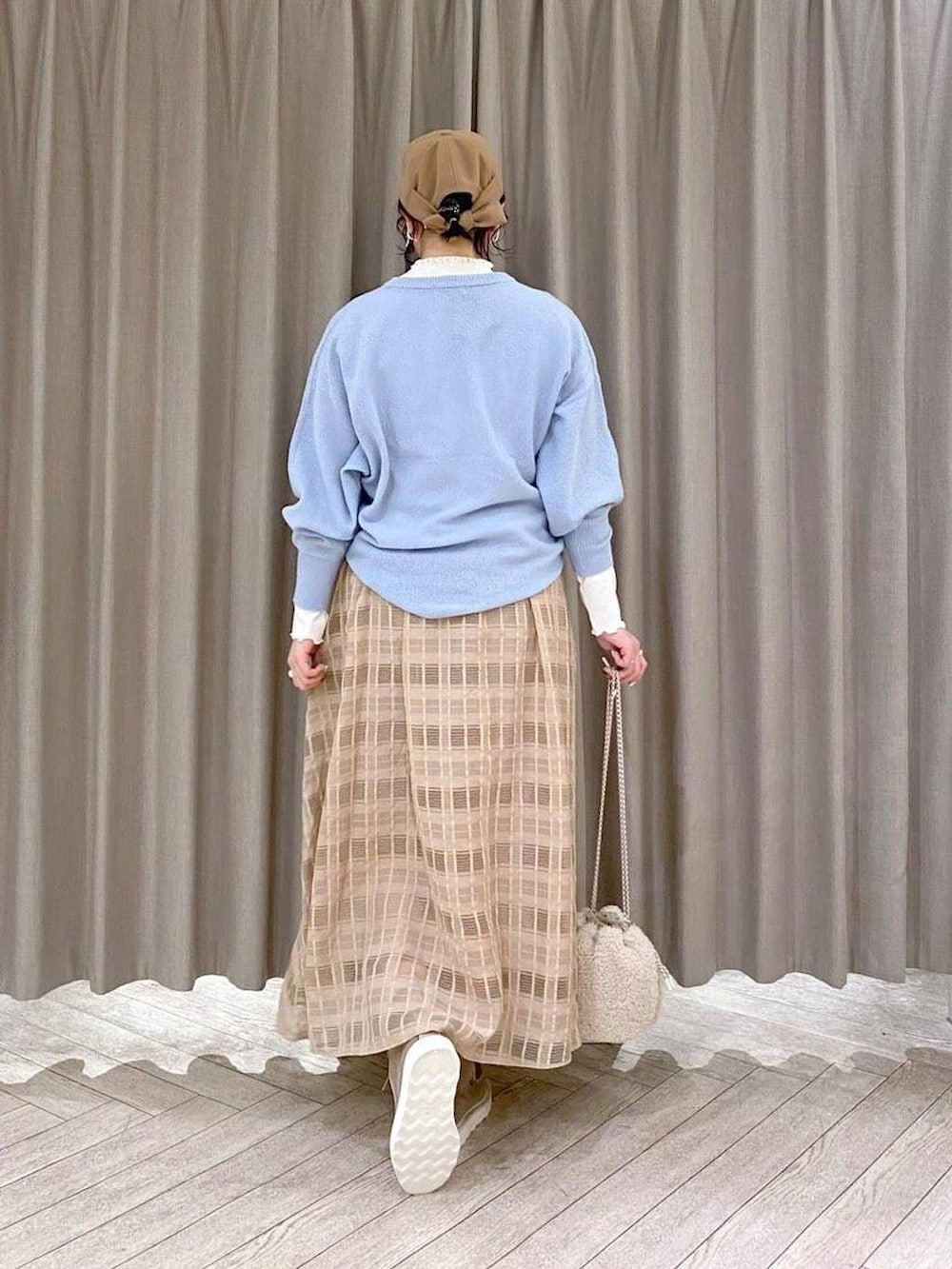 ベージュ系のブルゾン、ホワイト系のTシャツ/カットソー、ベージュ系のハンドバッグを着用したレディースの冬コーディネートの3枚目の写真