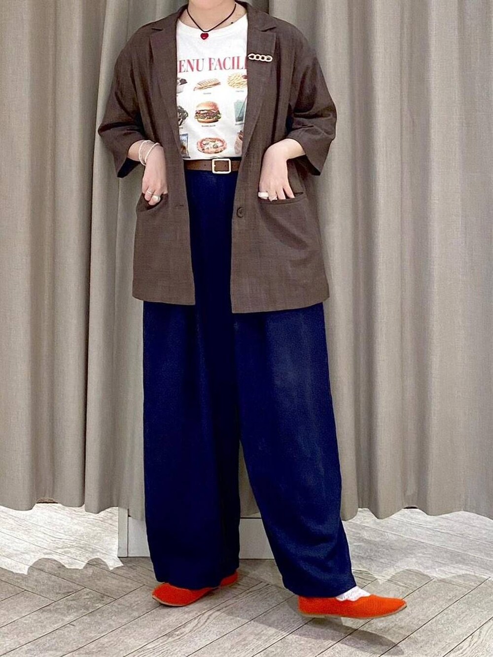 ブラウン系のテーラードジャケット、オレンジ系のパンプス、グレー系のその他パンツを着用したレディースの夏コーディネートの5枚目の写真