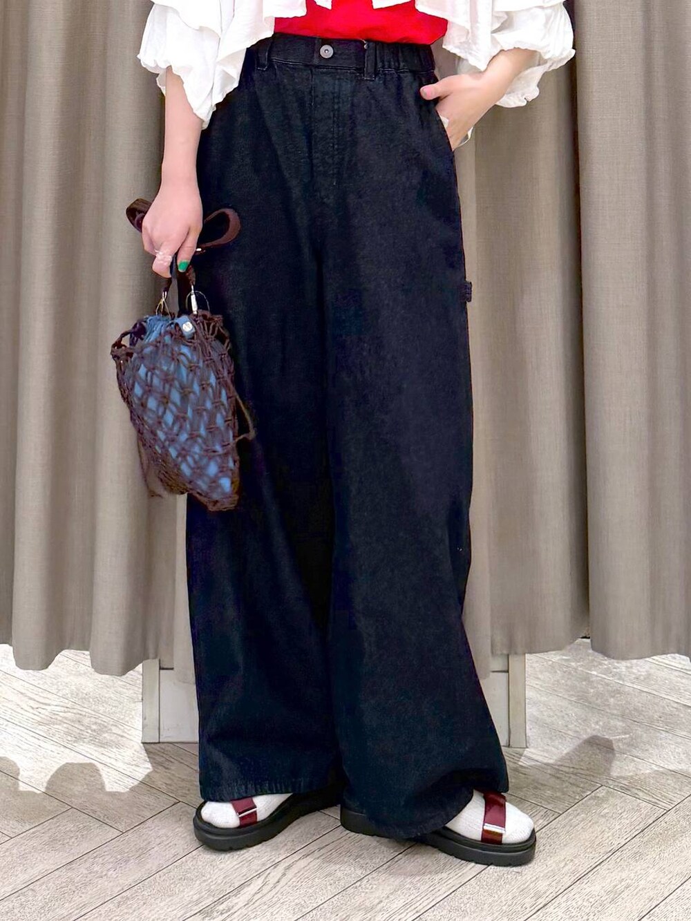 ブラウン系のショルダーバッグ、ブルー系のその他パンツ、レッド系のサンダルを着用したレディースの春コーディネートの7枚目の写真