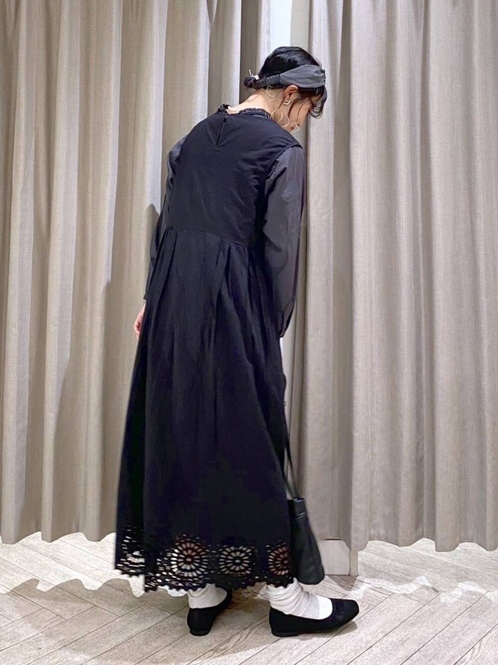 ブラック系のワンピース、ブラック系のシャツ/ブラウス、ブラック系のパンプスを着用したレディースの春コーディネートの4枚目の写真