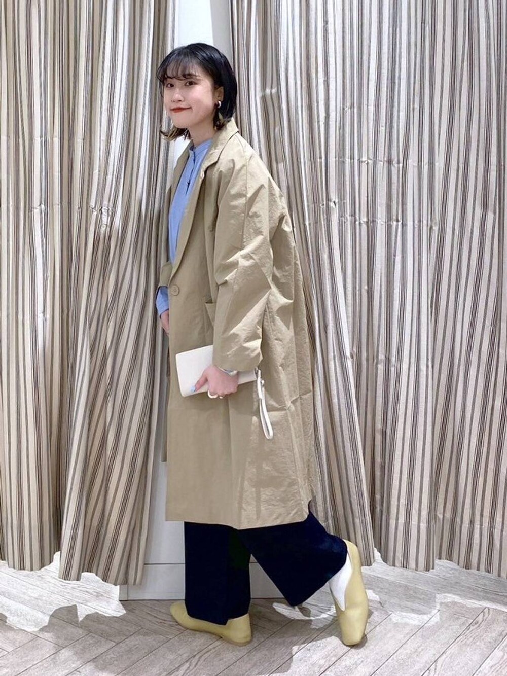ベージュ系のナイロンジャケット、ブルー系のその他パンツ、イエロー系のパンプスを着用したレディースの春コーディネートの3枚目の写真