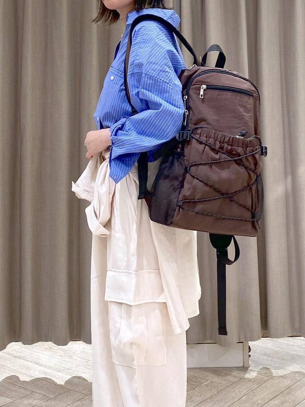 ホワイト系のスニーカー、ベージュ系のその他パンツ、ベージュ系のシャツ/ブラウスを着用したレディースの秋コーディネートの5枚目の写真