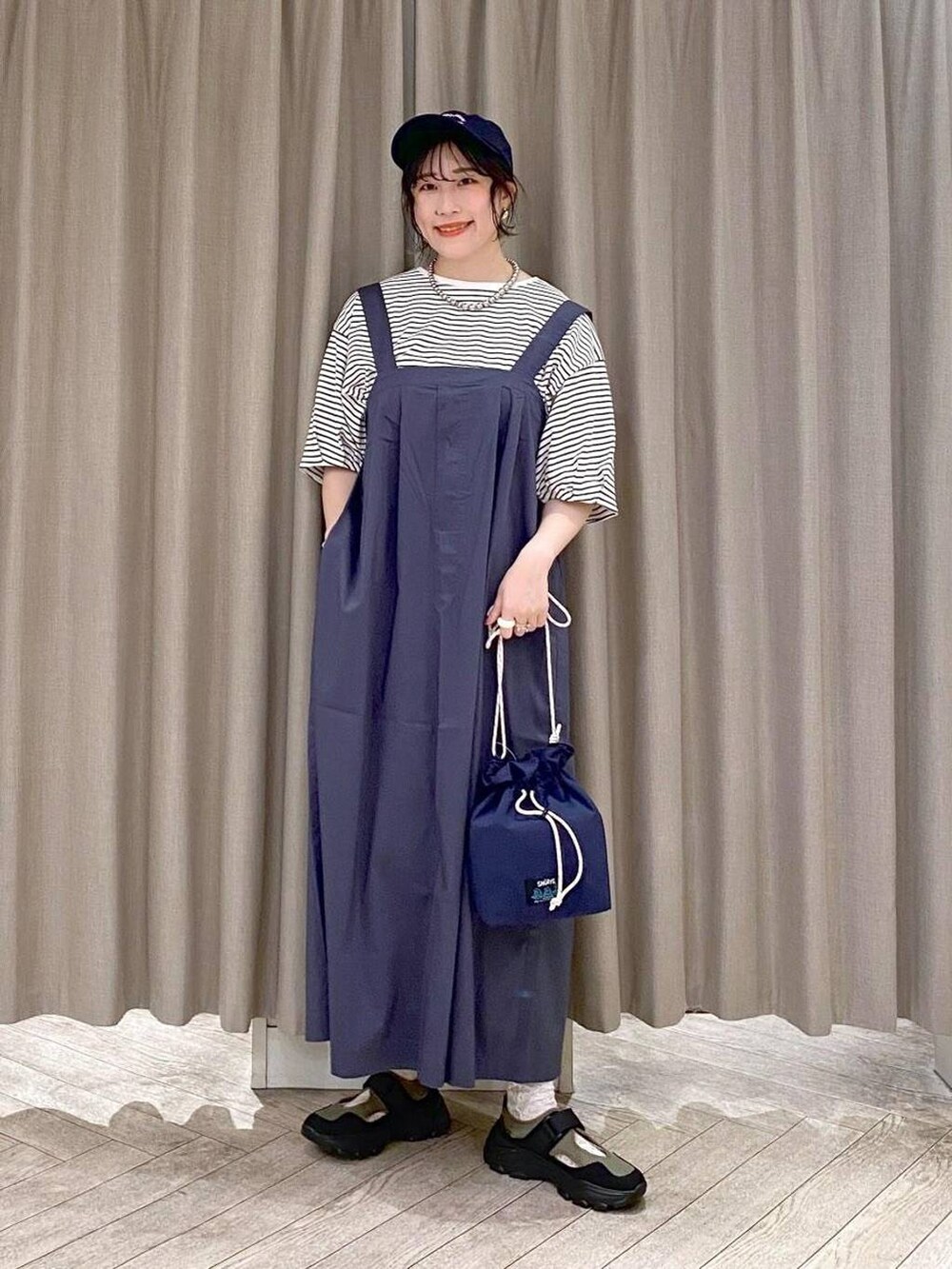 ブルー系のジャンパースカート、その他のTシャツ/カットソー、ブルー系のトートバッグを着用したレディースの夏コーディネートの10枚目の写真