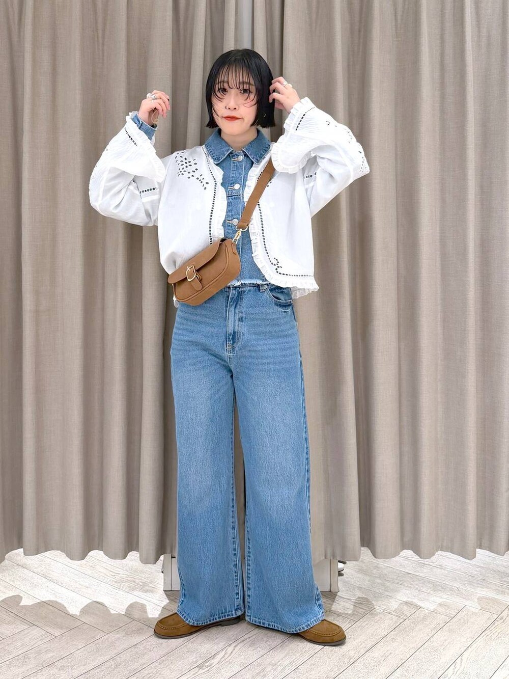 イエロー系のショルダーバッグ、イエロー系のローファー、ブルー系のデニムパンツを着用したレディースの春コーディネートの2枚目の写真