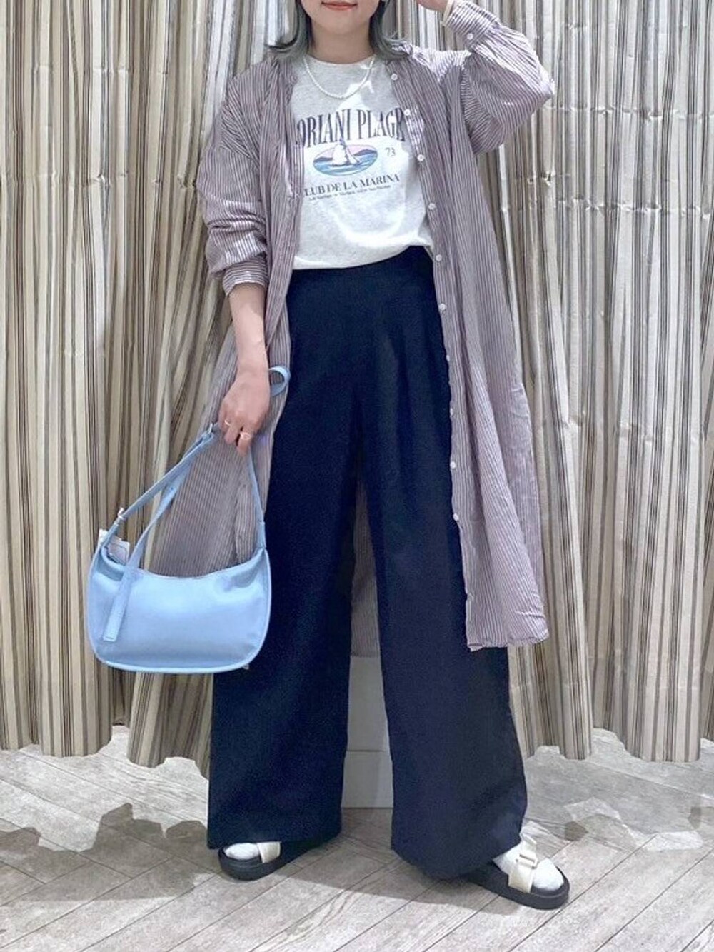 ベージュ系のサンダル、その他のTシャツ/カットソー、ブルー系のチノパンツを着用したレディースの春コーディネートの7枚目の写真