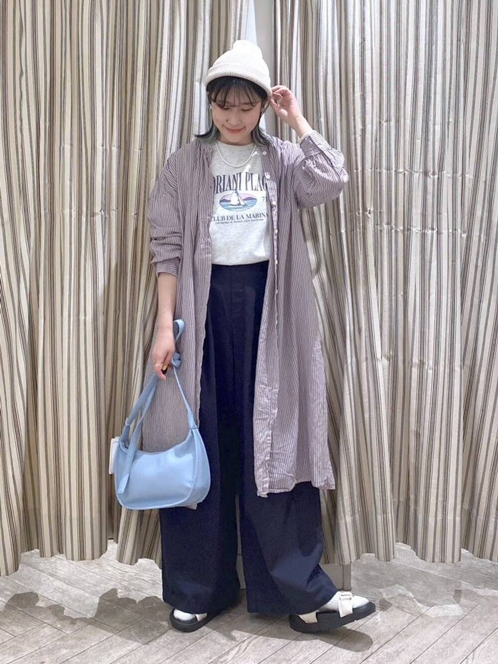 ベージュ系のサンダル、その他のTシャツ/カットソー、ブルー系のチノパンツを着用したレディースの春コーディネートの6枚目の写真